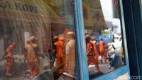 Pembongkaran ini sudah diwacanakan lama, masyarat telah menerima surat peringatan terlebih dahulu.