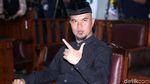 Foto: Usai Sidang, Ahmad Dhani Pose Victory Bareng Al-Dul