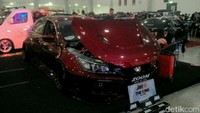 Mobil Honda Accord generasi ketujuh (CM5) keluaran tahun 2003 ini terlihat fresh dan ngetren.