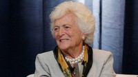 Ditambahkan, Dia didampingi para anggota keluarga yang ia kasihi, dan sangat menghargai begitu banyak pesan dukungan dan terutama doa-doa yang dipanjatkan baginya. Foto: Barbara Bush, eks Ibu Negara AS. (dok. Reuters)