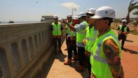 Pembangunan tanggul Paket 1 di Muara Baru dikerjakan oleh kontraktor PT. Waskita  Karya – PT. Adhi Karya KSO (Kerjasama Operasi) dengan nilai kontrak Rp 379 miliar.  Pool/Kementerian PUPR.