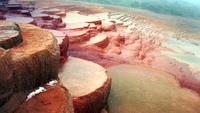 Ditambah ada dua sumber mata air panas yang memiliki kandungan mineral tinggi. Konon mata air yang pertama, dipercaya bisa menyembuhkan penyakit rematik dan kulit. Sedangkan yang kedua, memiliki kandungan besi oksidasi tinggi. (les_garcons/Instagram)