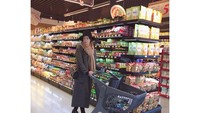 Nggak hanya doyan masak, penyanyi sekaligus aktris cantik ini juga membeli bahan-bahan untuk masaknya sendiri. Begini gayanya saat memilih bahan makanan. Foto: Instagram @yoona__lim