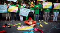 Anak-anak juga ikut dalam aksi protes di New Delhi. Foto: REUTERS/Cathal McNaughton