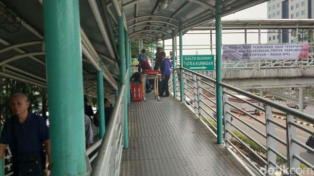 Pejalan Kaki Ditemukan Meninggal di JPO Halte Patra Kuningan