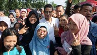Sudirman berkali-kali terhenti langkah untuk diajak foto bersama warga. Pool/dok Sudirman Said.
