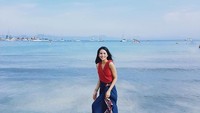 Maudy Ayunda memang suka pantai. Ini momen saat di sebuah pantai di Kota Palma, Spanyol lagi (Maudy Ayunda/Instagram)