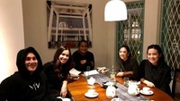Bersama Marsha Timothy dan Vino G. Bastian, Sherina terlihat santai menikmati secangkir teh hangat. Foto: Instagram @sherinasinna