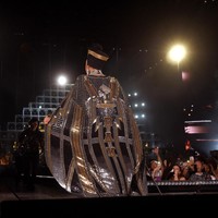 Di jubahnya yang berkilaun tampak tulisan BAK. Seorang penggemar di media sosial menebak, B kependekan dari Beyonce, A adalah segitiga yang mewakili delta, alfabet keempat dalam bahasa Yunani. Empat adalah angka favorit Beyonce. Lalu K berasal dari Knowles, nama belakang Beyonce. (Foto: Getty Images)