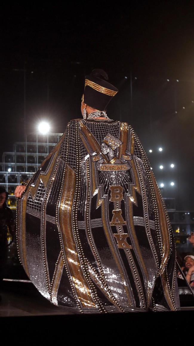 Di jubahnya yang berkilaun tampak tulisan BAK. Seorang penggemar di media sosial menebak, B kependekan dari Beyonce, A adalah segitiga yang mewakili delta, alfabet keempat dalam bahasa Yunani. Empat adalah angka favorit Beyonce. Lalu K berasal dari Knowles, nama belakang Beyonce. (Foto: Getty Images)