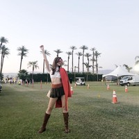 Atasan crop top kembali menjadi pilihan Nia Ramadhani saat menonton para musisi yang manggung di Coachella hari kedua, Sabtu (14/4/2018). Kali ini busana crop top putih itu dipadukannya dengan rok mini dan boots berwarna cokelat. Foto: Dok. Instagram Nia Ramadhani
