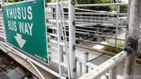 JPO yang rusak karena tertabrak truk pada Juli 2017 lalu.