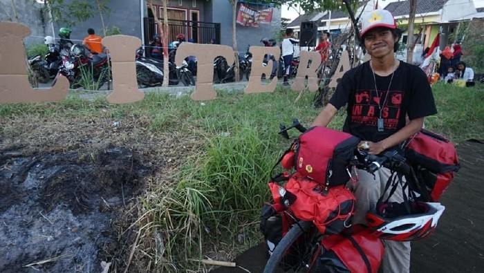 Aksi Maahir Keliling Indonesia dengan Sepeda Demi Literasi