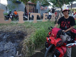 Aksi Maahir Keliling Indonesia dengan Sepeda Demi Literasi