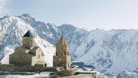 Gereja Gergeti Trinity atau biasa dikenal dengan Holy Trinity Church ini terbilang unik. Kalau biasanya sebuah rumah ibadah berada di dekat perkotaan atau jalan yang mudah diakses, gereja ini berada di puncak gunung di dekat Gunung Kazbek (wonderful_to_georgia/Instagram)