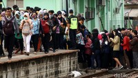 Penambahan armada kereta juga telah dikerahkan. Di ujung peron stasiun pun sudah dapat digunakan warga untuk berpindah peron. Namun penumpukan penumpang di jam kerja masih saja horor.