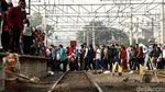 Ngeri! Penumpang di Stasiun Duri Mirip Antrean Mudik Lebaran