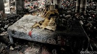 Terlihat sampah kasur juga dibuang di lokasi ini.