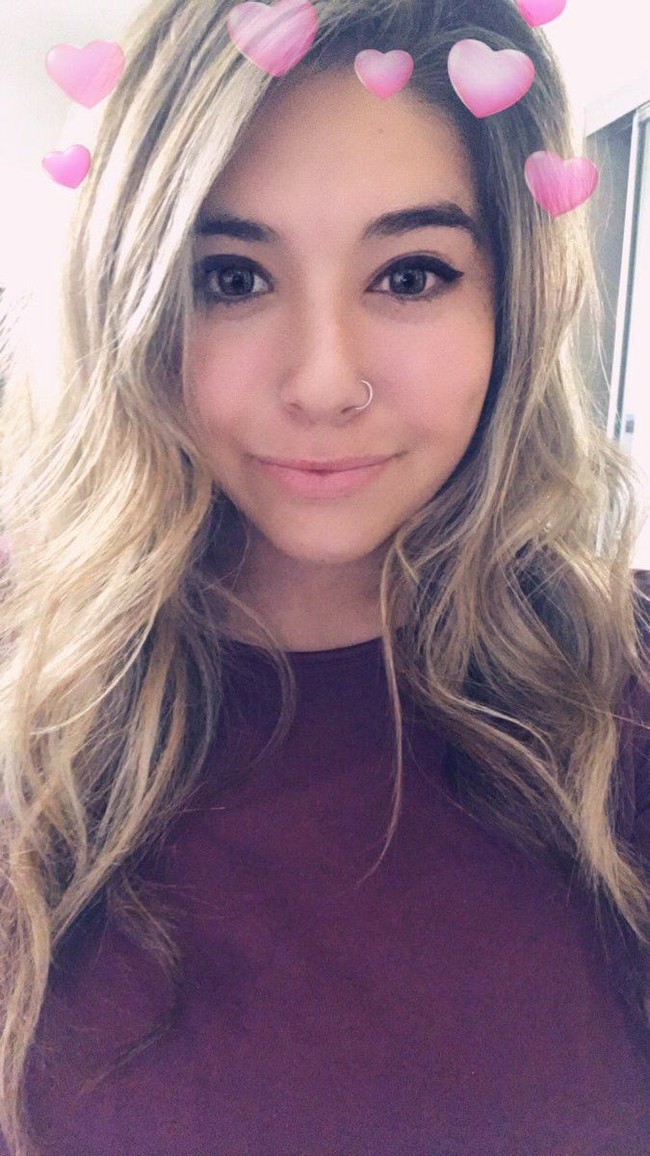 Ketika aku tahu dia telah mengkhianatiku, aku benar-benar hancur. Sejujurnya aku tidak mencurigai apapun. Dia akhirnya terbuka dan mengatakan kebenaran beberapa bulan setelah perselingkuhan itu terjadi, kata Andrea kepada Yahoo. Foto: Twitter @meeelondrea