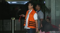 Moch Anton keluar gedung KPK usai menjalani pemeriksaan.