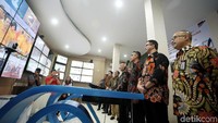 Video Conference ini akan dilakukan KPU dengan sembilan perwakilan RI di luar negeri. Sembilan perwakilan ini adalah Kota Kinabalu, Manila, Seoul, Kuala Lumpur, Sydney, New York, Den Haag, Pretoria, dan Riyadh.