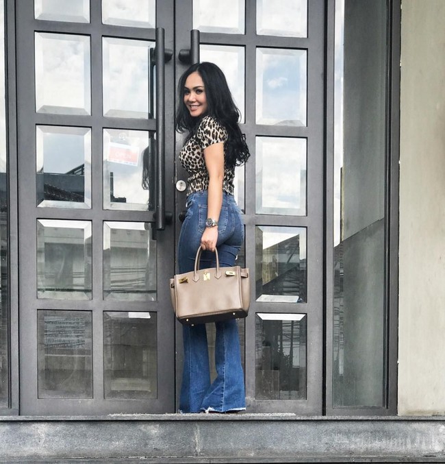 Bergaya casual dengan celana jeans dan kaus animal print, Yuni Shara yang awet muda di usia 45 terlihat membawa tas Hermes Birkin 35 cm seharga US$ 22.700 atau sekitar Rp 312,6 juta. Foto: Instagram/yunishara36