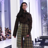 Fashion show koleksi busana Tri Handoko bertema Stage of Emotion di Fashion Nation 2018, Senayan City, Jakarta. Rabu [11/4/2018]. [Foto: Mohammad Abduh/Wolipop]