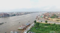 Jembatan Ampera mulai dibangun pada tahun 1962, jembatan ini masih kokoh sampai sekarang. Satu waktu terbaik menikmati jembatan ini adalah saat senja dan malam hari (Okta Marfianto/detikTravel)
