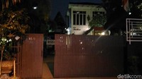 Saat dikunjungi pada Selasa (17/3/2018) pukul 19.00 WIB, rumah itu terlihat sepi dan tertutup pagar tinggi. Listrik di rumah itu menyala.