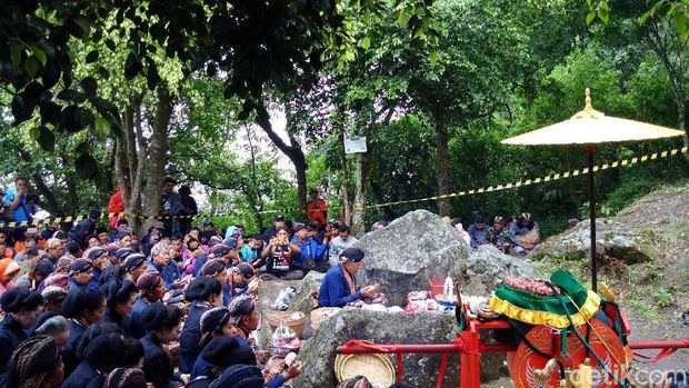 Prosesi Labuhan Ageng di Sri Manganti Gunung Merapi