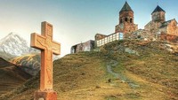 Amirani pun harus menjalani hukuman penjara di atas lereng Gunung Kazbek yang berbahaya. Menurut akademisi, Amirani kemungkinan dihukum di tempat pertapaan ortodoks, yaitu Gua Bethlehem atau Betlemi. Gua ini berada di 13.000 kaki atau 3962,4 meter di atas gunung (hrbses/Instagram) 
