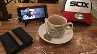 Bagi Ben menunggu tak masalah, asalkan ia punya segelas kopi dan film dokumenter. Setuju deh sama Ben! Foto: Instagram benkasyafani