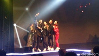 Layar F7 ini memiliki ukuran yang cukup besar, yaitu 6,23 inch dengan rasio 19:9 dengan resolusi 2.280 x 1.080 pixel alias FHD+. Foto: detikINET/Muhammad Alif Goenawan