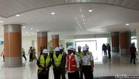 Jokowi mengecek ruang tunggu penumpang yang menanti kedatangan pesawat.