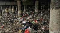 Sampah yang menumpuk menimbulkan pencemaran lingkungan.