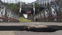 Jembatan Widang yang ambrol pukul 11.05 WIB merupakan jembatan lama/Foto: Eko Sudjarwo