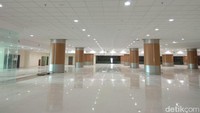 Ketika masuk ke dalam terminal, bandara ini pun tampak sangat luas dengan desain yang modern.