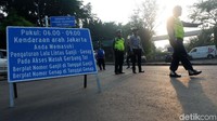 Ganjil genap di Gerbang Tol Cibubur 2 berlaku pada pukul 06.00-09.00 WIB. Selain, ganjil genap, kebijakan yang diterapkan di Tol Jagorawi ialah lajur khusus untuk bus.