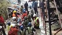 Material proyek pembangunan jalan tol di Minahasa Utara, Sulawesi Utara, runtuh. Tiga pekerja proyek tertimbun reruntuhan material jalan tol. Peristiwa ini terjadi di Desa Tumaluntung, Kabupaten Minahasa Utara. (Foto: dok. Istimewa)
