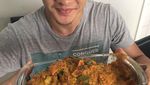 Keren! Gaya Iko Uwais Saat Makan Es Krim di Kolombia dan Nasi Padang