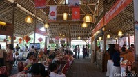Di area dalam Taman Kuliner beragam makanan bisa dinikmati di tempat atau dibawa pulang. Dari tipat catok hingga aneka pastry dan cake. Foto: detikfood