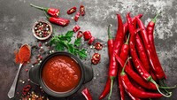 Masih dari keluarga cabai. Cabai merah pun demikian, setengah cangkir cabai cincang mengandung sekitar 107,8 mg vitamin C. Ini dapat membantu meredakan nyeri sendi dan otot. Foto: Thinkstock