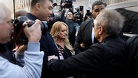 Daniels masih diikuti kamera wartawan saat akan kembali ke mobilnya untuk meninggalkan gedung pengadilan. Foto: REUTERS/Brendan McDermid