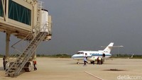 Budi Karya tiba lebih dulu di Bandara Kertajati. Dari Jakarta, dia tiba pukul 08.00 WIB menggunakan Jet jenis Hawker 900XP produksi perusahaan dirgantara Hawker Beechcraft Corporation (HBC).
