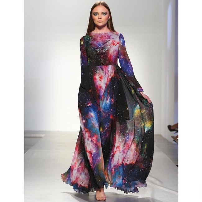 Arab Fashion Week tahun ini terasa lebih spesial karena diselenggarakan di Arab Saudi, tepatnya di Riyadh. Sebelumnya acara ini diselenggarakan di Dubai, karena Arab memiliki aturan yang cukup ketat untuk acara fashion. Foto: Instagram/aiisharamadan