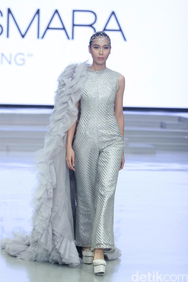 Fashion show Barli Asmara yang berkolaborasi dengan Wardah di Indonesia Fashion Week 2018 ini mengangkat tema Glamorous Delight di Jakarta Convention Center, Jakarta, Sabtu [31/3/2018]. Foto: Mohammad Abduh/Wolipop