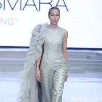 Fashion show Barli Asmara yang berkolaborasi dengan Wardah di Indonesia Fashion Week 2018 ini mengangkat tema Glamorous Delight di Jakarta Convention Center, Jakarta, Sabtu [31/3/2018]. Foto: Mohammad Abduh/Wolipop