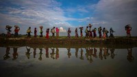 Sejarawan menyakini, warga Rohingya telah tinggal di wilayah bernama Arakan yang kini berada di Myanmar bagian barat sejak awal abad ke-12. Namun, saat Myanmar masih menjadi wilayah India di bawah penjajahan Inggris pada 1824-1948, terjadi migrasi pekerja dari India dan Bangladesh. Orang Rohingya yang beragama Islam dianggap sebagai orang Bengali dari Bangladesh yang penduduknya mayoritas Islam. (REUTERS/Hannah McKay)