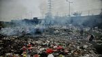 Potret Tumpukan Sampah di Kolong Tol Tanjung Priok