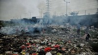 Selain itu, tumpukan sampah itu juga menimbulkan bau busuk yang menyengat.